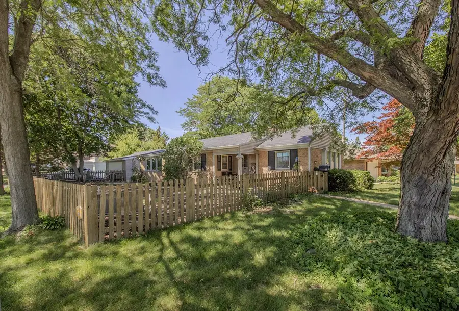8146 W Raymond LANE, West Allis, WI 53219 - #3