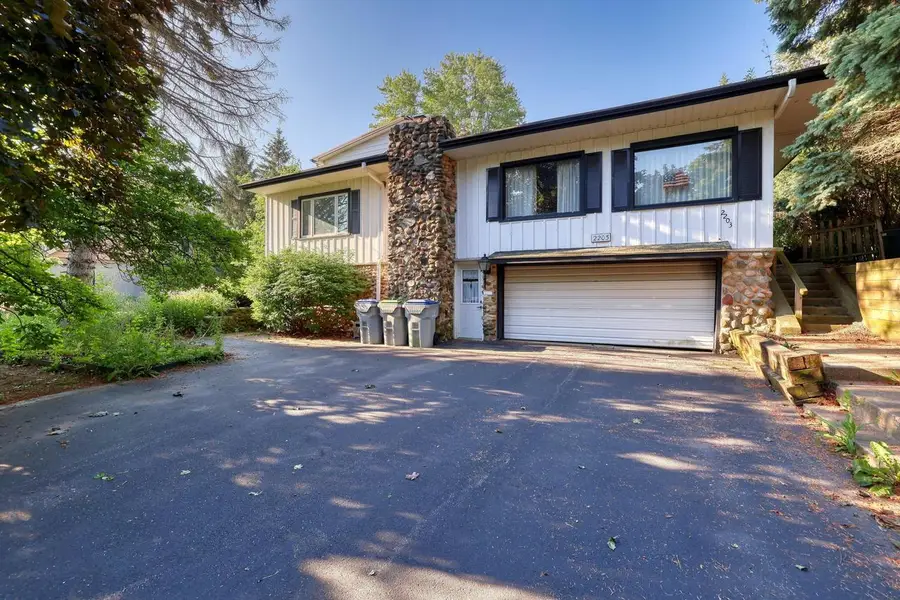 2203 W Goldcrest AVENUE, Milwaukee, WI 53221 - #2