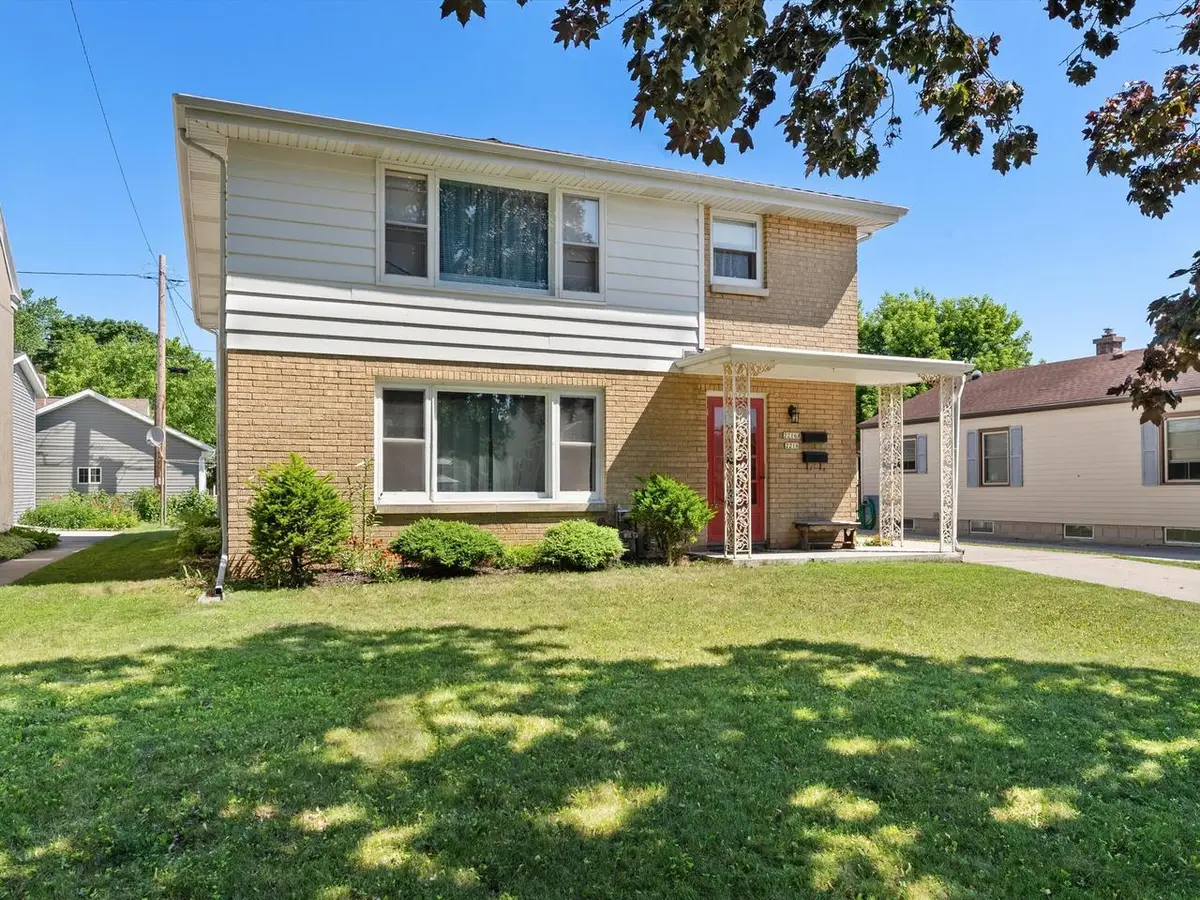 2216 La Follette AVENUE #2216A, Manitowoc, WI 54220 - #1