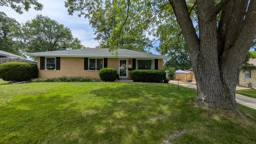 W170N9325 Woodlawn DRIVE, Menomonee Falls, WI 53051 - #2