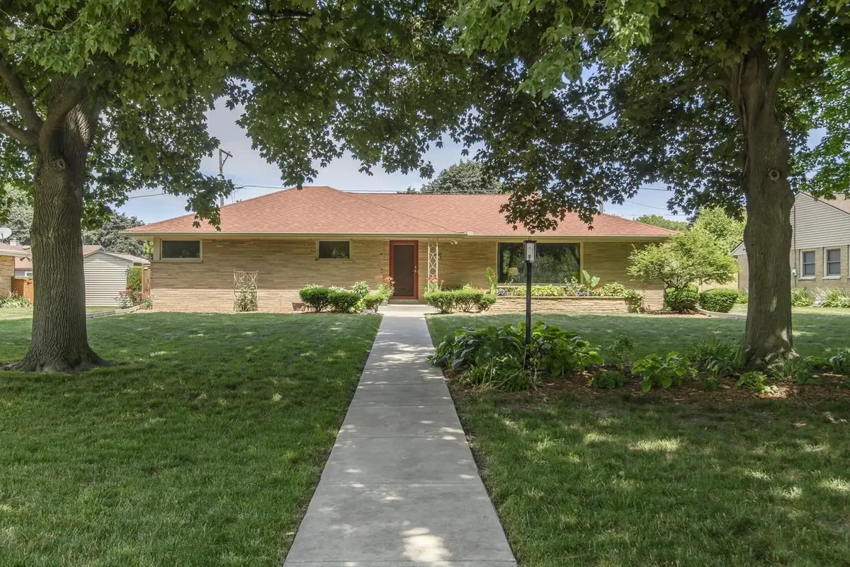 7642 W Honey Creek PARKWAY, West Allis, WI 53219 - #1