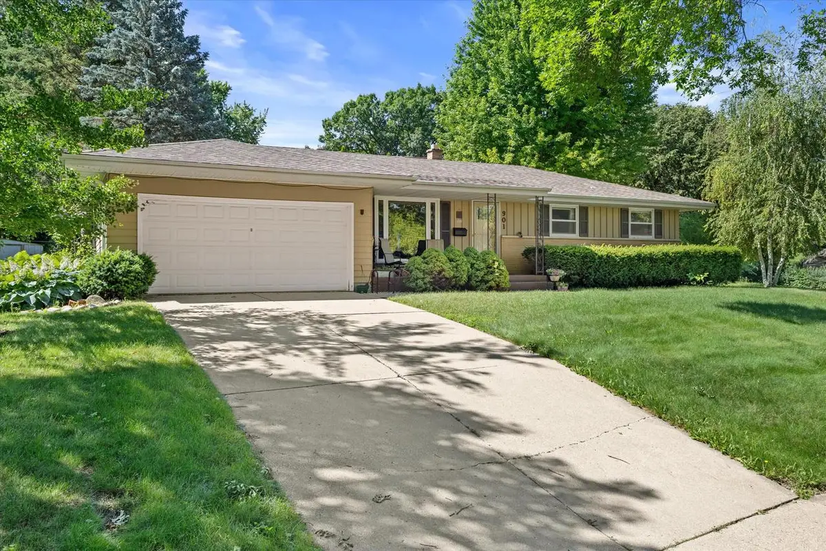 901 E Roberta AVENUE, Waukesha, WI 53186 - #1