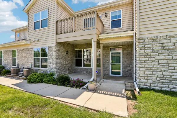 N17W26422 Meadowgrass CIRCLE #E, Pewaukee, WI 53072