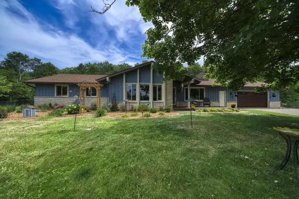 W304S3236 Brookhill ROAD, Waukesha, WI 53189