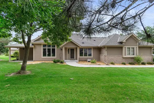 W240N2365 E Parkway Meadow CIRCLE #A, Pewaukee, WI 53072