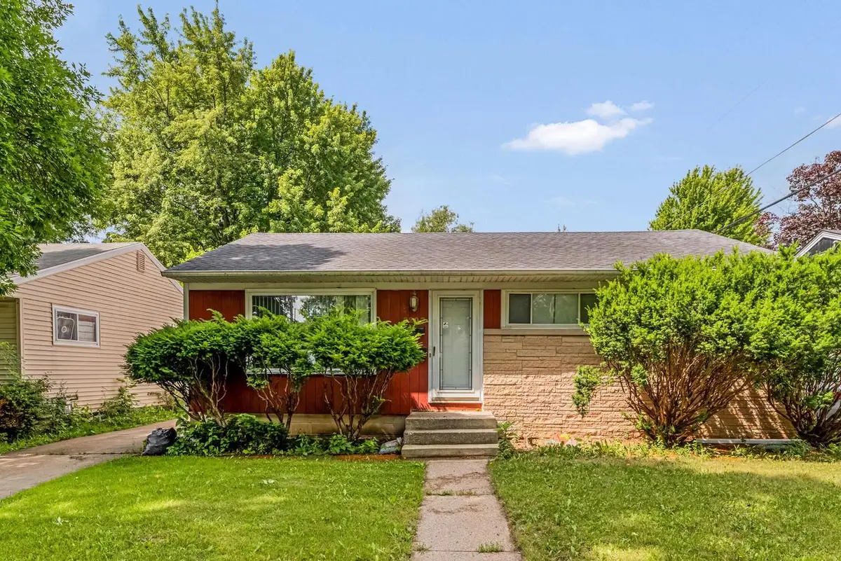 8207 W Muriel PLACE, Milwaukee, WI 53218 - #1