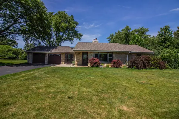 N80W16102 Rainbow DRIVE, Menomonee Falls, WI 53051