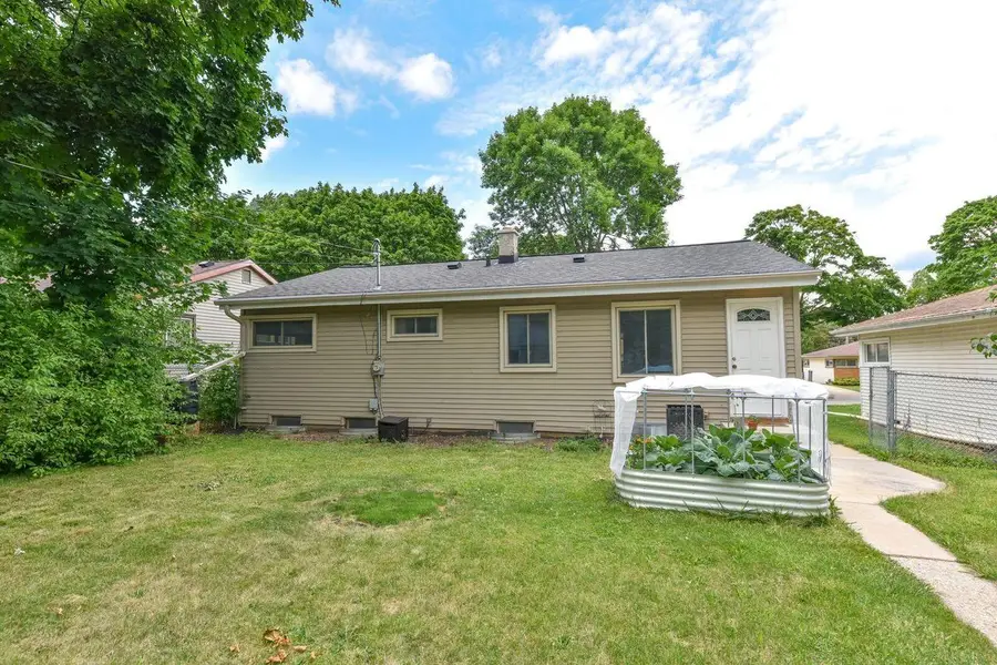 8605 W Lawrence AVENUE, Milwaukee, WI 53225 - #2