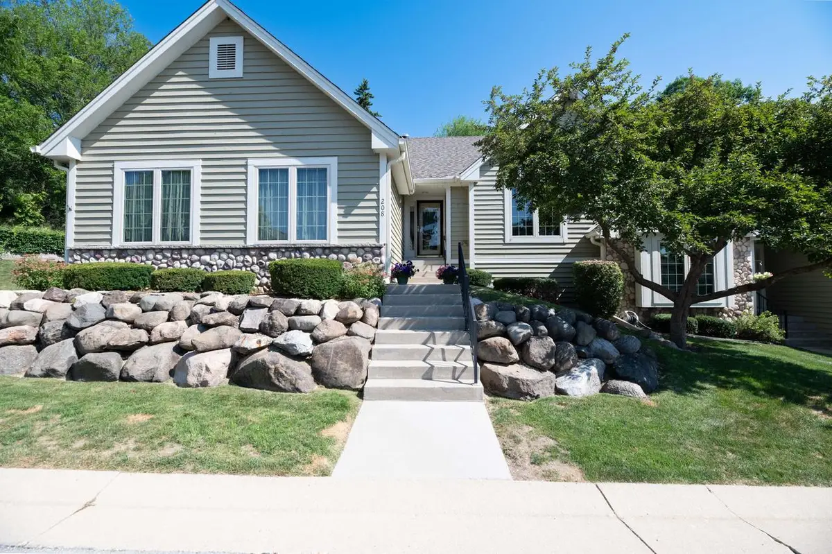 208 Endfield CIRCLE, Waukesha, WI 53186 - #1