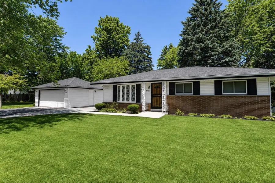 2422 W Hilltop LANE, Oak Creek, WI 53154 - #2