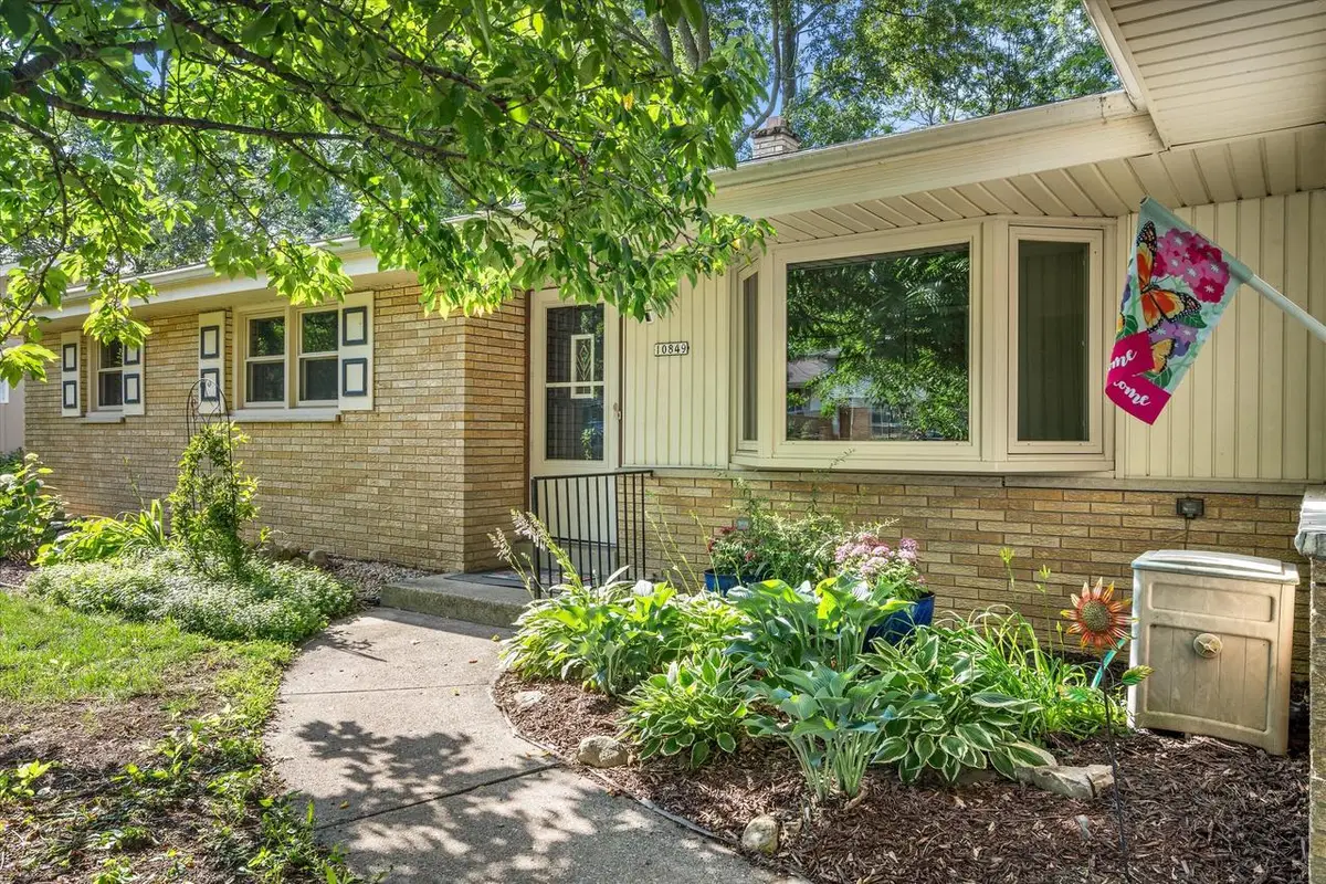 10849 W Derby AVENUE, Wauwatosa, WI 53225 - #1