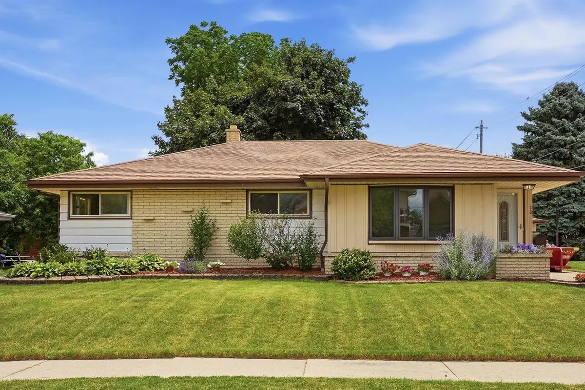 5782 S New York AVENUE, Cudahy, WI 53110 - #1