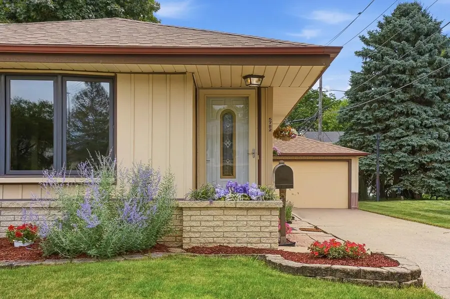 5782 S New York AVENUE, Cudahy, WI 53110 - #3