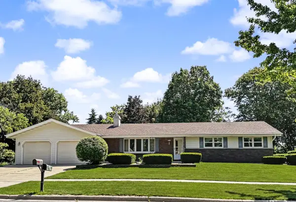 1075 S Silverbrook DRIVE, West Bend, WI 53095