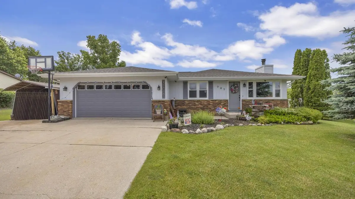 707 Goldfinch LANE, Howards Grove, WI 53083 - #1