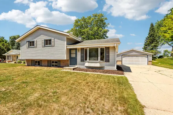 1049 S Glencrest COURT, Saukville, WI 53080