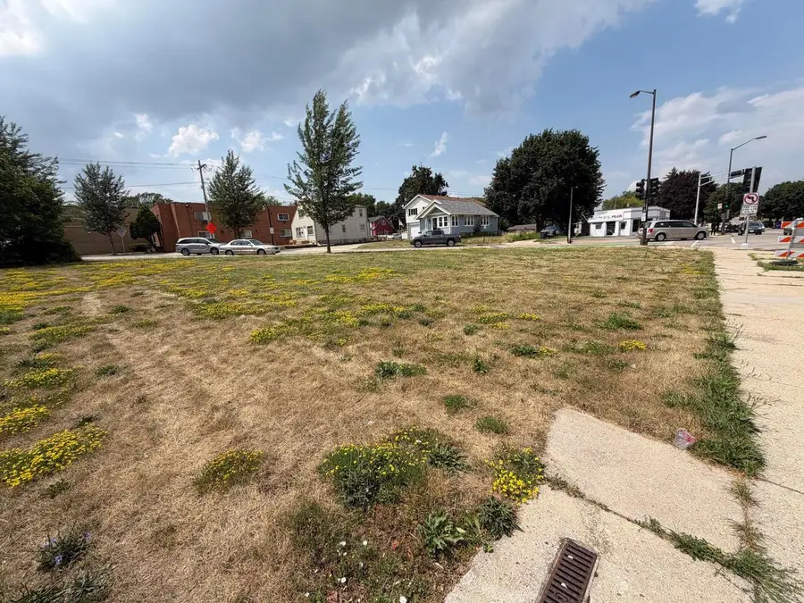 9201 W NATIONAL AVENUE, West Allis, WI 53227 - #2