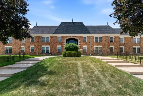2101 Chateau COURT #106, Grafton, WI 53024