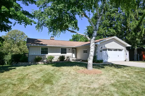 2204 Oakdale DRIVE, Waukesha, WI 53189