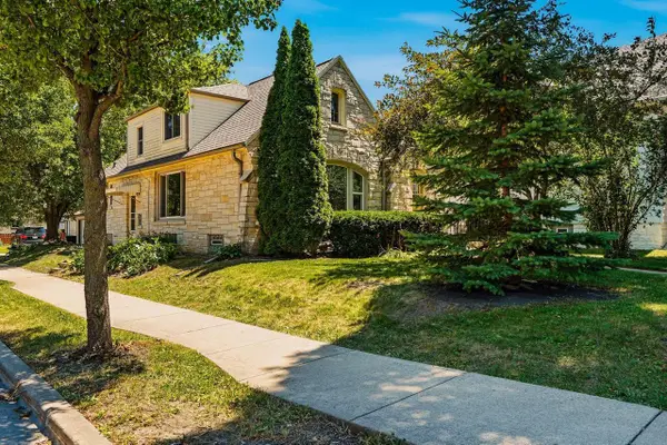 2202 S 70th STREET, West Allis, WI 53219