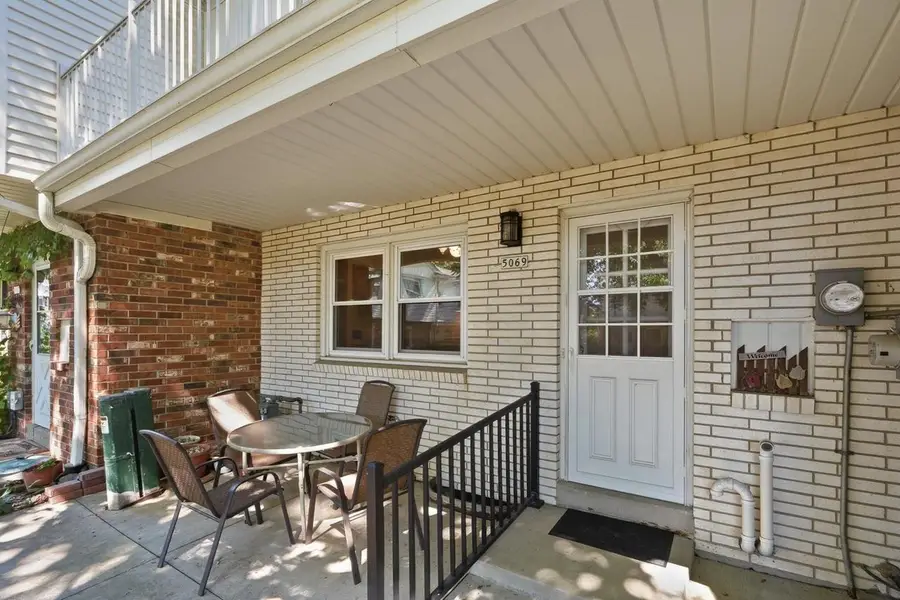 5069 W Colonial COURT, Greenfield, WI 53220 - #2
