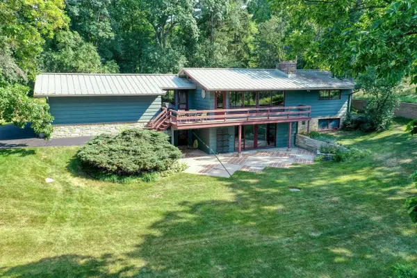 1905 Hillside DRIVE, Delafield, WI 53018