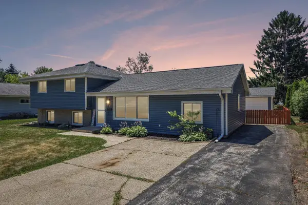 222 Millwood LANE, Waukesha, WI 53188