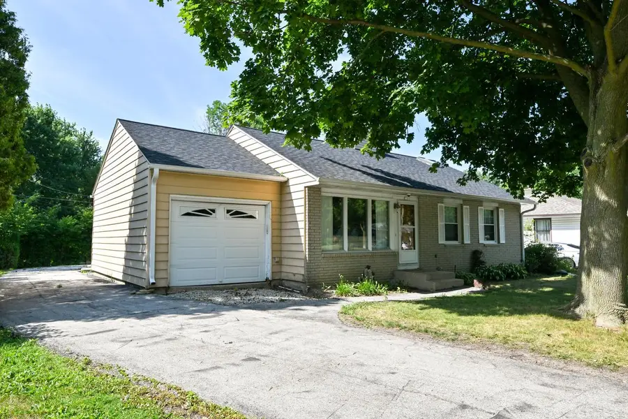 3301 W Parnell AVENUE, Milwaukee, WI 53221 - #2