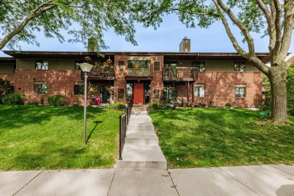 374 Park Hill DRIVE #E, Pewaukee, WI 53072