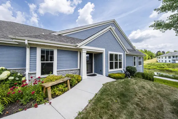 N54W35199 Coastal AVENUE #42-02, Oconomowoc, WI 53066