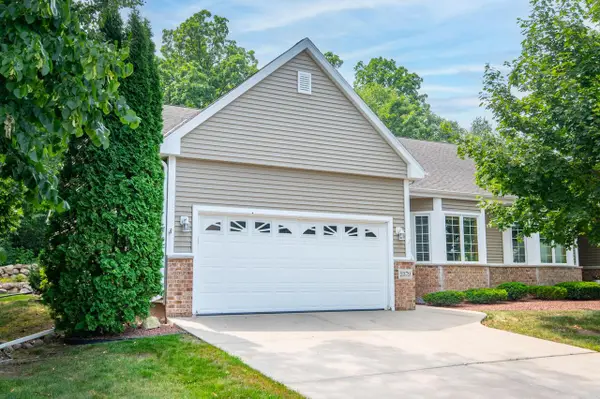 2379 Stoney LANE, Grafton, WI 53024