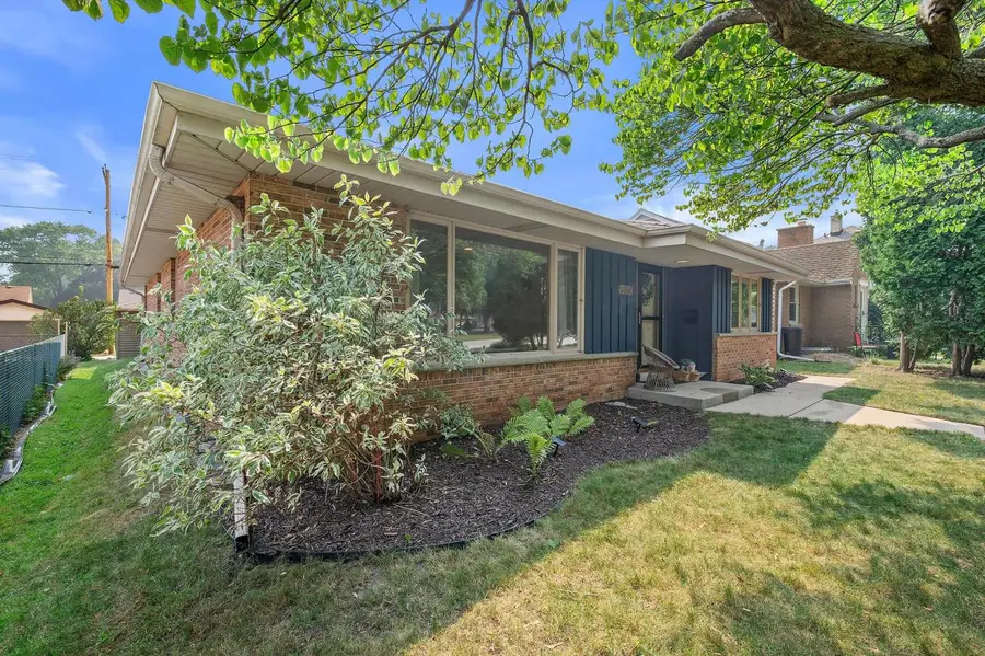 5684 N Milwaukee River PARKWAY, Glendale, WI 53209 - #2