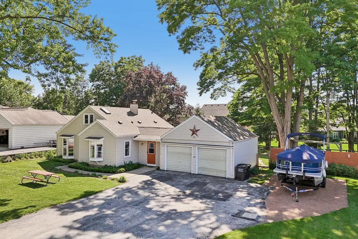 W272N2593 Apple Tree LANE, Pewaukee, WI 53072 - #1