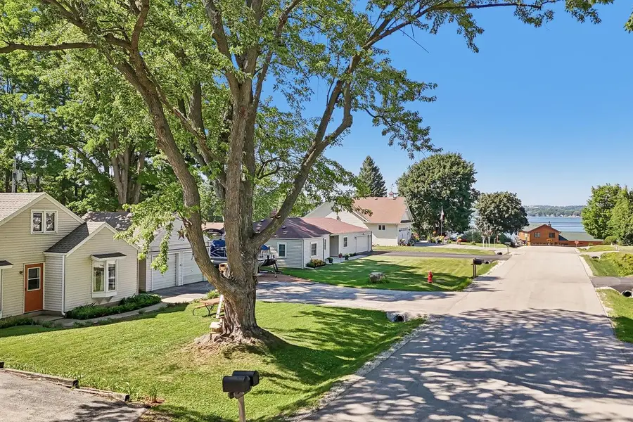 W272N2593 Apple Tree LANE, Pewaukee, WI 53072 - #2