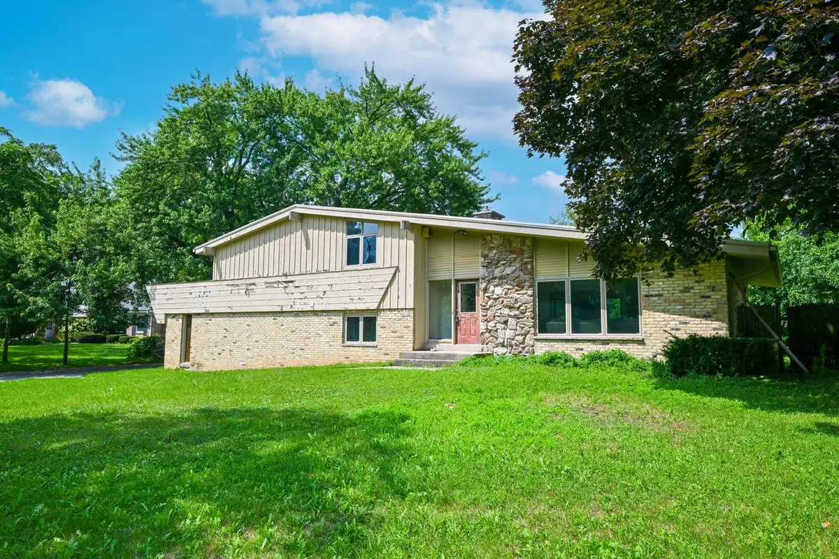 W154N8105 Elm LANE, Menomonee Falls, WI 53051 - #1