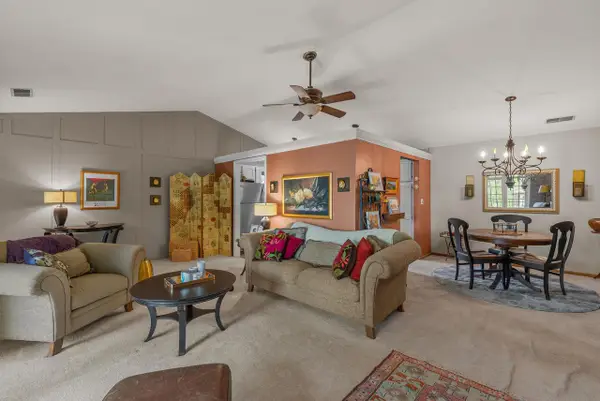 4242 Ridgewood LANE #4242, Greenfield, WI 53221