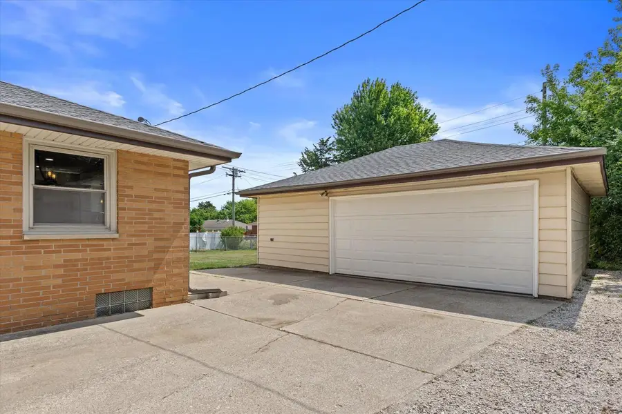 W151N8272 Thomas DRIVE, Menomonee Falls, WI 53051 - #2