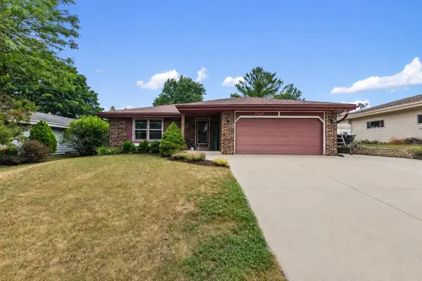 1247 River Park CIRCLE W, Mukwonago, WI 53149