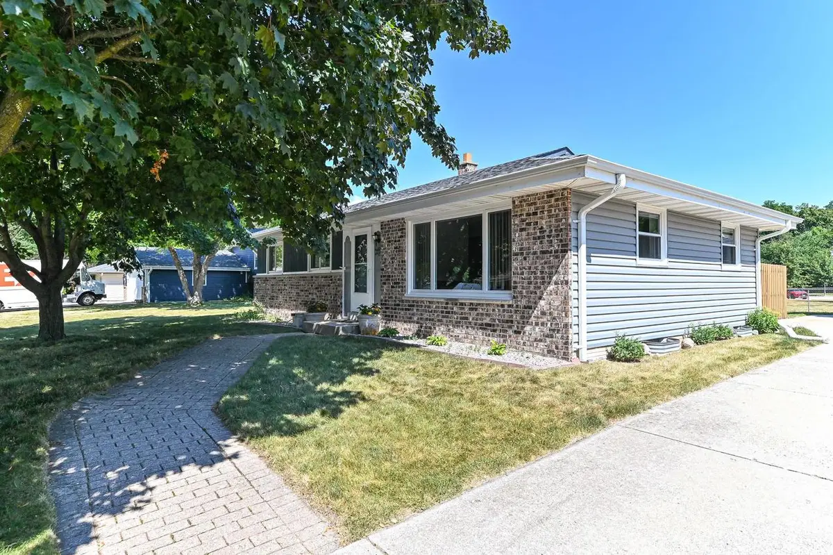 3310 E Woodview AVENUE, Oak Creek, WI 53154 - #1