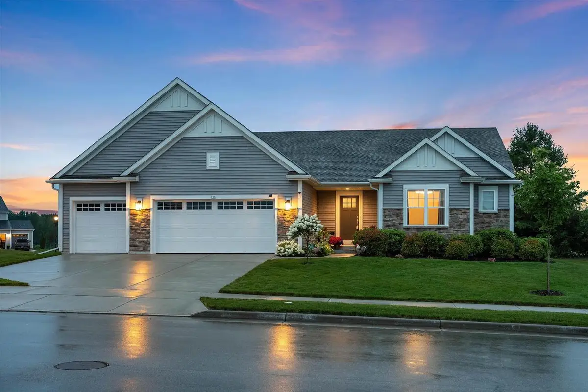 213 Emerald BOULEVARD, Saukville, WI 53080 - #1