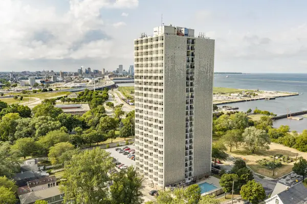 2525 S Shore DRIVE #16D, Milwaukee, WI 53207