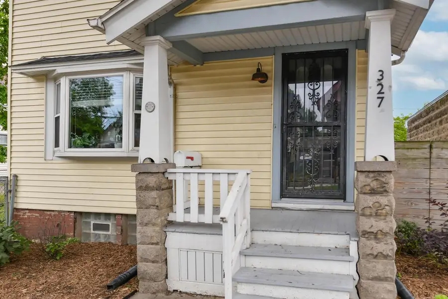 327 W Mineral STREET, Milwaukee, WI 53204 - #2