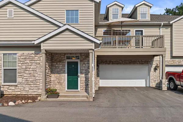 N16W26401 Meadowgrass CIRCLE #D, Pewaukee, WI 53072