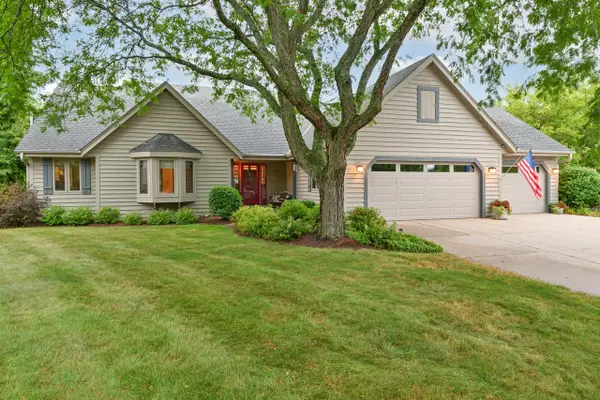 2203 Napa TRAIL, Waukesha, WI 53188