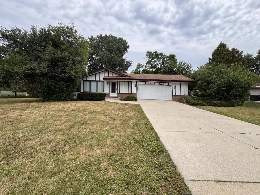 2330 S Brookside PARKWAY, New Berlin, WI 53151 - #2