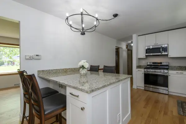 21300 Astolat DRIVE, Brookfield, WI 53045