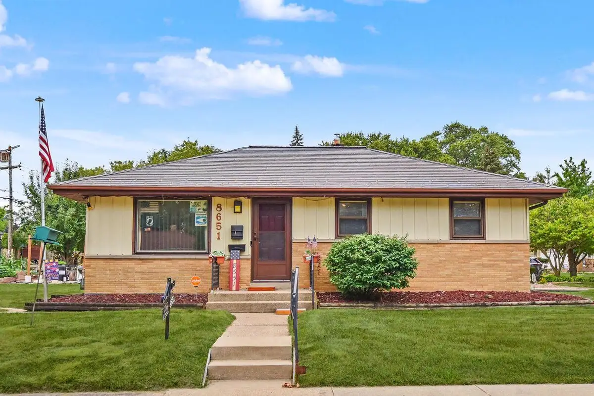 8651 W Crossfield AVENUE, Milwaukee, WI 53225 - #1