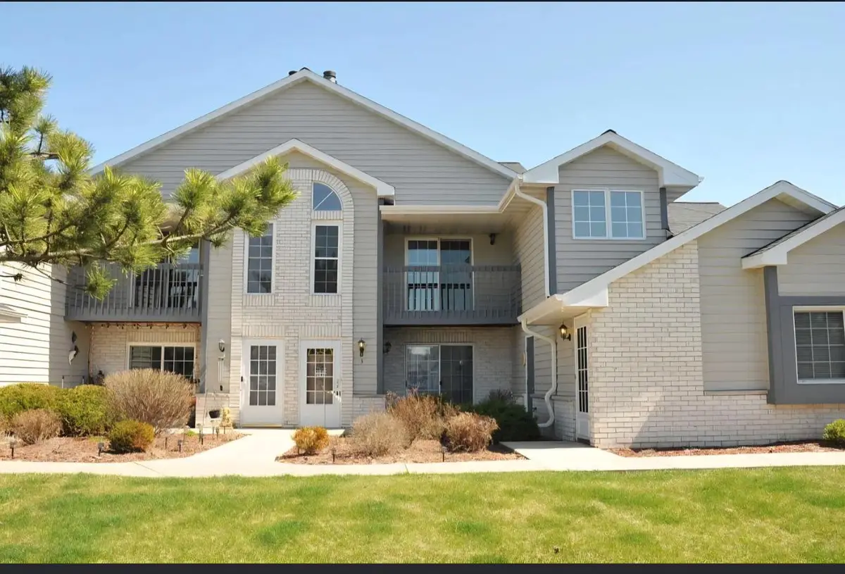 W240N2566 E Parkway Meadow CIRCLE #3, Pewaukee, WI 53072 - #1