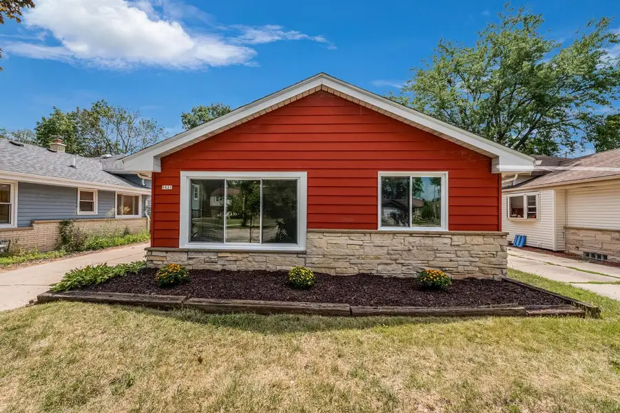 9821 W Grantosa DRIVE, Wauwatosa, WI 53222 - #2