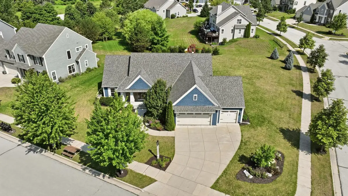 1724 Moccasin TRAIL, Waukesha, WI 53189 - #1